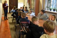 Uczniowie biorący udział w lekcji bibliotecznej