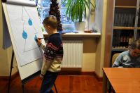 Uczniowie biorący udział w lekcji bibliotecznej