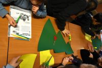 Uczniowie biorący udział w lekcji bibliotecznej