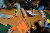 Uczniowie biorący udział w lekcji bibliotecznej