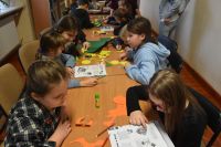 Uczniowie biorący udział w lekcji bibliotecznej