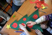 Uczniowie biorący udział w lekcji bibliotecznej