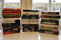 Okładki nowości książkowych na parapecie.