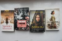 Okładki nowości książkowych na parapecie.