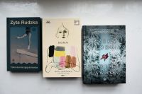 Okładki nowości książkowych na parapecie.