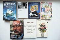 Okładki nowości książkowych na parapecie.