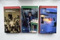 Okładki nowości książkowych na parapecie.