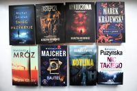 Okładki nowości książkowych na parapecie.