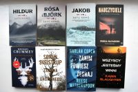 Okładki nowości książkowych na parapecie.