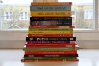 Okładki nowości książkowych na parapecie.