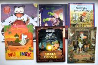 Okładki nowości książkowych na parapecie.