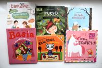 Okładki nowości książkowych na parapecie.