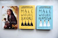 Okładki nowości książkowych na parapecie.