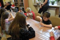 Dzieci podczas eksperymentów w bibliotece