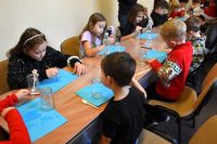 Dzieci podczas eksperymentów w bibliotece