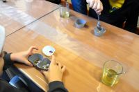 Dzieci podczas eksperymentów w bibliotece