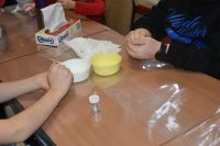 Dzieci podczas eksperymentów w bibliotece