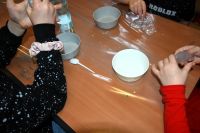 Dzieci podczas eksperymentów w bibliotece