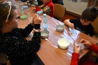 Dzieci podczas eksperymentów w bibliotece