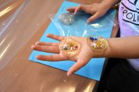 Dzieci podczas eksperymentów w bibliotece