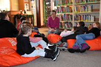 Dzieci podczas zajęć w bibliotece