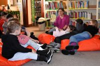 Dzieci podczas zajęć w bibliotece