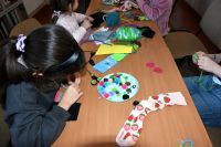 Dzieci podczas zajęć w bibliotece