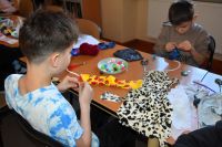 Dzieci podczas zajęć w bibliotece