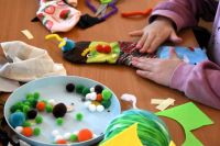 Dzieci podczas zajęć w bibliotece