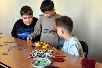 Dzieci podczas zajęć w bibliotece