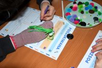 Dzieci podczas zajęć w bibliotece