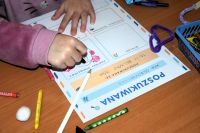 Dzieci podczas zajęć w bibliotece