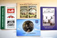 Zdjęcia książek na parapecie