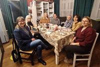 Uczestnicy spotkania Dyskusyjnego Klubu Książki, które odbyło się w restauracji Folkowe Smaki