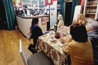 Uczestnicy spotkania Dyskusyjnego Klubu Książki, które odbyło się w restauracji Folkowe Smaki