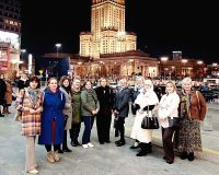 Uczestnicy wyjazdu w Warszawie. W tle Pałac Kultury i Nauki