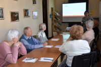 Grupa seniorów w bibliotece - uczestników zajęć KULTURYstyka UMYSŁOWA