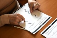 Grupa seniorów w bibliotece - uczestników zajęć KULTURYstyka UMYSŁOWA