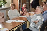 Grupa seniorów w bibliotece - uczestników zajęć KULTURYstyka UMYSŁOWA