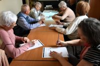 Grupa seniorów w bibliotece - uczestników zajęć KULTURYstyka UMYSŁOWA