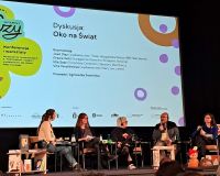 Cztery kobiety i mężczyzna siedzą na scenie i prowadzą dyskusję