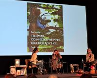 Trzy kobiety na scenie prowadzą rozmowę. W tle telebim z tytułem rozmowy