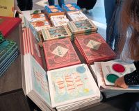 Książki dla dzieci na  niskich regałach