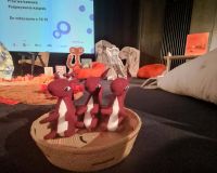 Trzy pluszowe wiewiórki