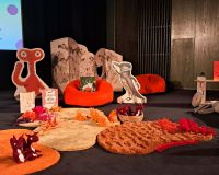 Sensoryczna wystawa dla dzieci, miękkie, kolorowe dywany, kartonowe zwierzęta, pluszowe wiewiórki