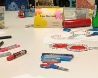 Kadr z bliska na stół z nożyczkami oraz papierami