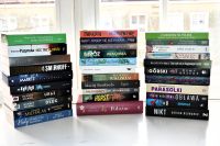 Okładki książek na parapecie