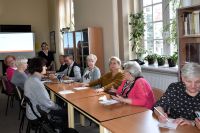 Seniorzy podczas warsztatów z cyklu KULTURYstyka UMYSŁOWA.