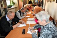 Seniorzy podczas warsztatów z cyklu KULTURYstyka UMYSŁOWA.