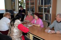 Seniorzy - uczestnicy spotkania KULTURYstyka UMYSŁOWA - podczas zajęć w bibliotece